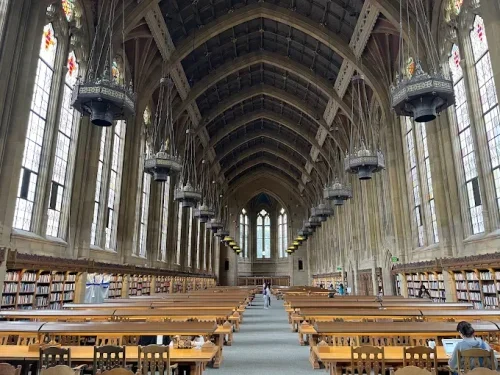 Внатрешност на европска универзитетска библиотека – центар на истражување и знаење